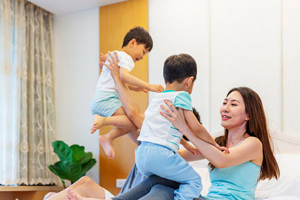 Bà ơi, tối qua mẹ bắt nạt bố…, nghe con trai tố một câu trước mặt cả nhà, mẹ trẻ chỉ muốn độn thổ vì phút bất cẩn-2