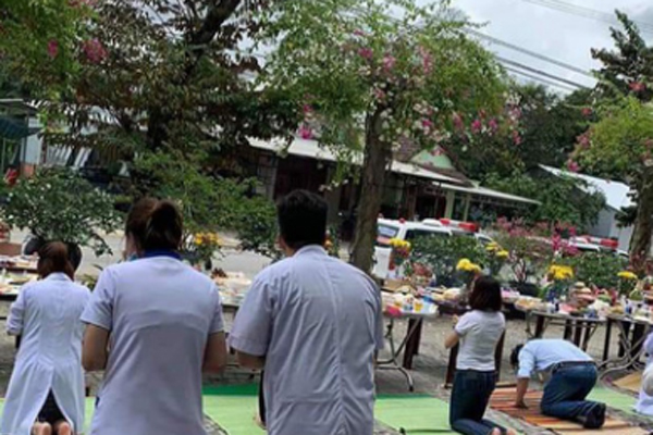 Xe biển xanh chở cán bộ Sở Y tế vào quán nhậu giữa mùa dịch-3