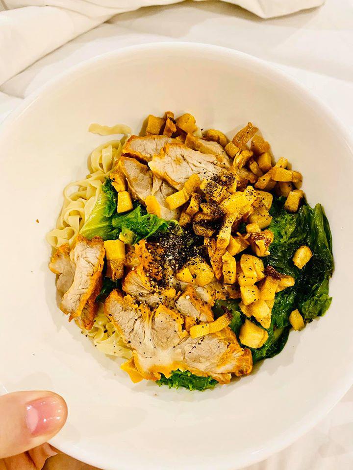 Hồ Ngọc Hà làm bạn giận tím người vì thèm khi được chủ quán mì đến tận nhà nấu cho-2