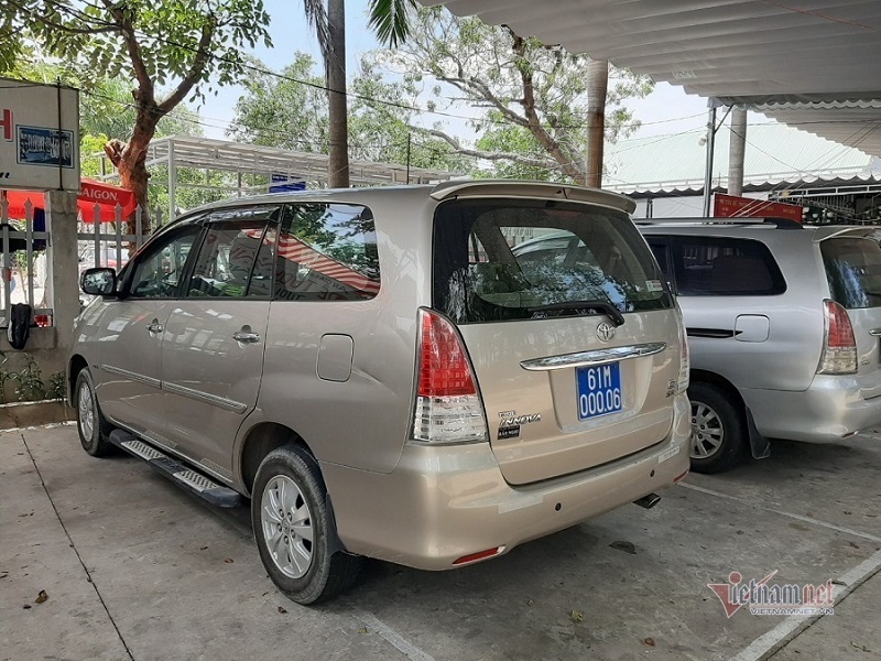 Xe biển xanh chở cán bộ Sở Y tế vào quán nhậu giữa mùa dịch-1