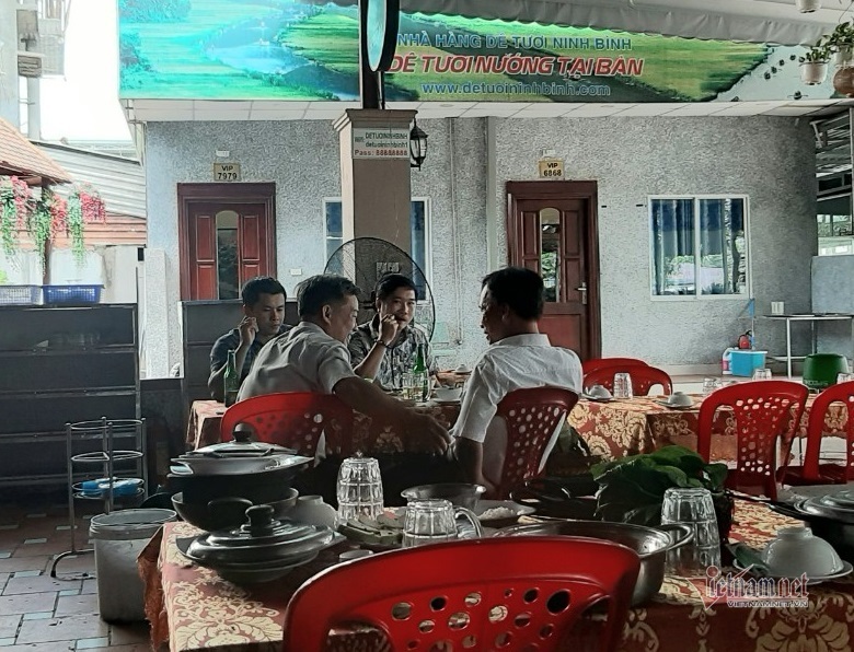 Xe biển xanh chở cán bộ Sở Y tế vào quán nhậu giữa mùa dịch-2