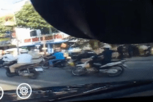 Xe máy chở hàng cồng kềnh quật ngã xe khác trên đường