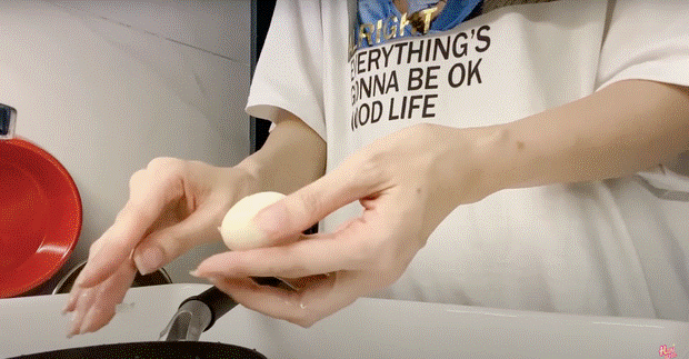 Không biết nấu nhiều món nhưng vẫn muốn quay vlog nấu ăn, Hari Won bèn hướng dẫn dân tình… cách luộc trứng gà bằng nước?-6
