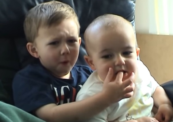 2 cậu bé trong clip cắn ngón tay nổi tiếng 13 năm trước giờ ra sao-1