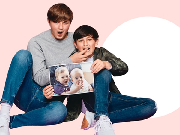 2 cậu bé trong clip cắn ngón tay nổi tiếng 13 năm trước giờ ra sao-3