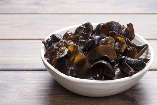 Chỉ ngâm rửa mộc nhĩ với nước là sai, thêm nguyên liệu này đảm bảo vừa sạch lại giòn