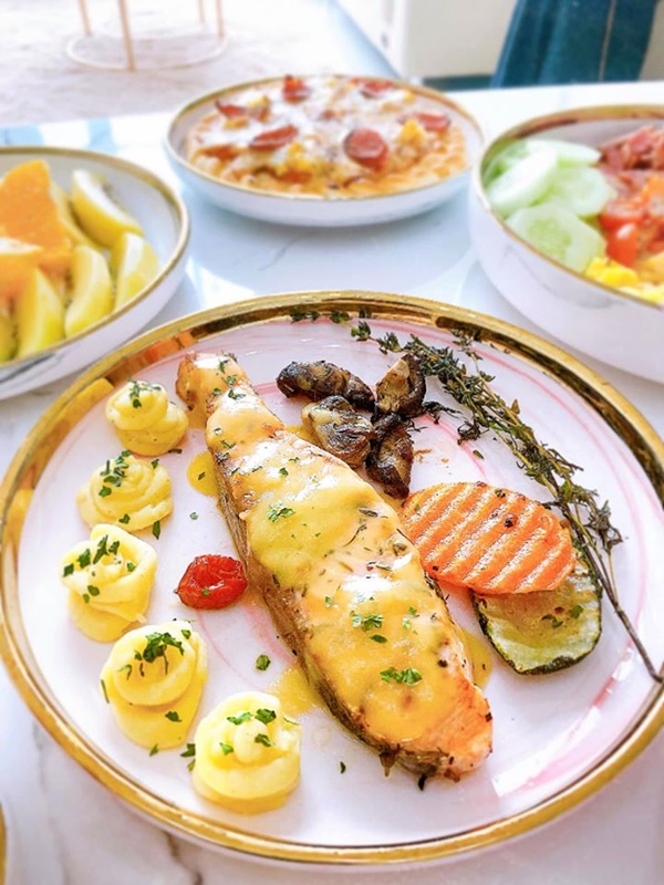 Khoe tự làm tiệc sinh nhật sang chảnh cho bạn trai cô gái bị bóc mẽ order đồ có sẵn, còn người yêu thì bị trùng-5