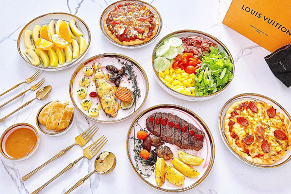 Thuỷ Tiên&nbsp;trổ tài làm bánh chuối kiểu Thái cho Công Vinh và bé Bánh Gạo: cũng định quăng bột bánh cho điệu nghệ&nbsp;nhưng bó tay-10