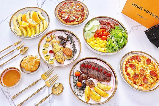 Khoe tự làm tiệc sinh nhật sang chảnh cho bạn trai cô gái bị bóc mẽ order đồ có sẵn, còn người yêu thì bị