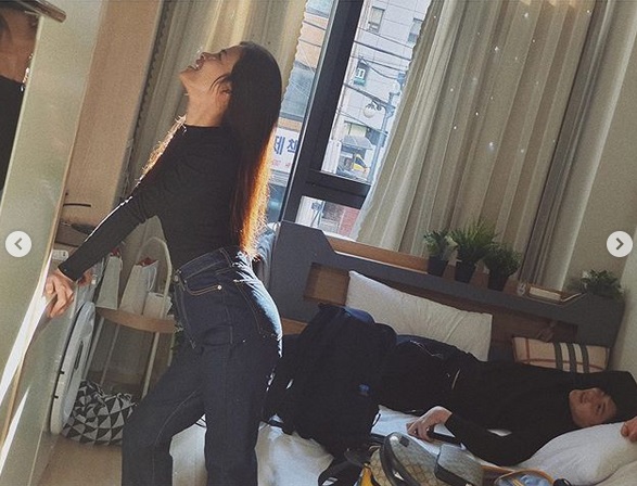 Đông Nhi giấu nhẹm bụng bầu 3 tháng với loạt bí kíp thời trang đỉnh cao-6