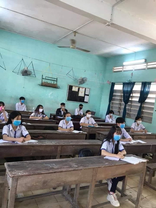 Chùm ảnh học sinh đi học lại: Ngồi cách nhau 1.5m, hạn chế nói chuyện, đeo khẩu trang đầy đủ-1