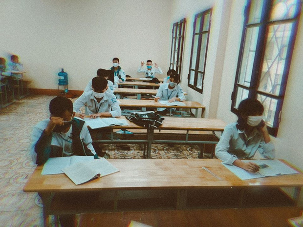 Chùm ảnh học sinh đi học lại: Ngồi cách nhau 1.5m, hạn chế nói chuyện, đeo khẩu trang đầy đủ-4