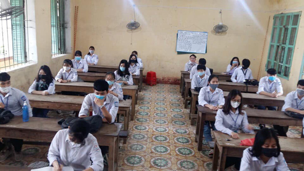 Chùm ảnh học sinh đi học lại: Ngồi cách nhau 1.5m, hạn chế nói chuyện, đeo khẩu trang đầy đủ-5