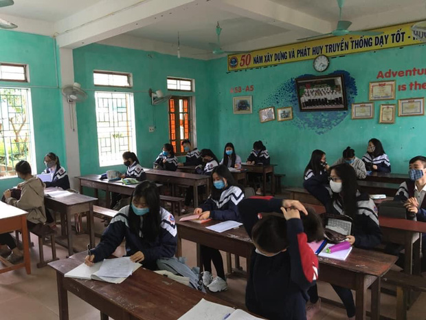 Chùm ảnh học sinh đi học lại: Ngồi cách nhau 1.5m, hạn chế nói chuyện, đeo khẩu trang đầy đủ-6