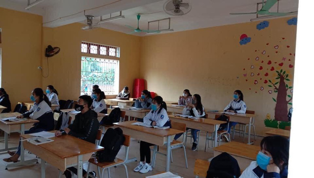 Chùm ảnh học sinh đi học lại: Ngồi cách nhau 1.5m, hạn chế nói chuyện, đeo khẩu trang đầy đủ-8