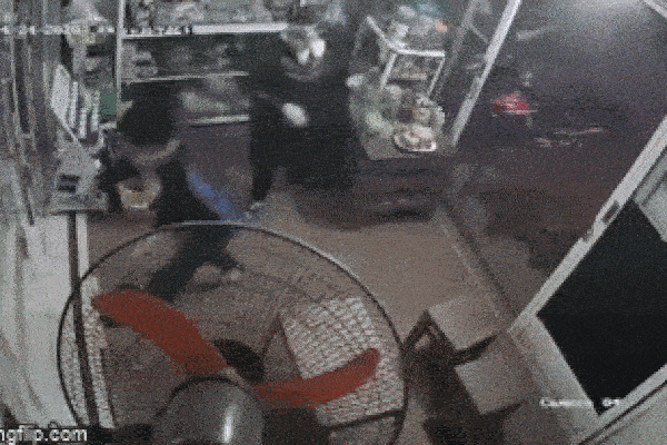 Cái cụng đầu đau thương: Cánh cửa kính vỡ tan tành trong tích tắc khiến tất cả kinh ngạc