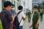 Vụ TS Bùi Quang Tín rơi lầu tử vong: Thực nghiệm điều tra, cảnh sát đóng giả nạn nhân-4