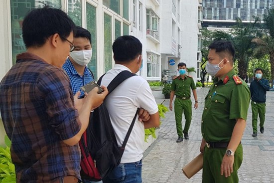 Cảnh sát kiểm tra lại hiện trường vụ tiến sĩ Bùi Quang Tín tử vong