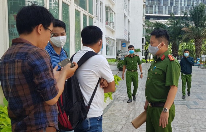 Cảnh sát kiểm tra lại hiện trường vụ tiến sĩ Bùi Quang Tín tử vong-1