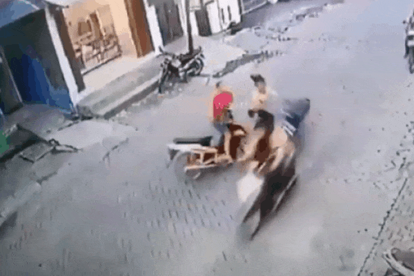 CLIP: Xe máy húc nhau giữa đường, 2 thanh niên chưa kịp ngã đã lao vào 