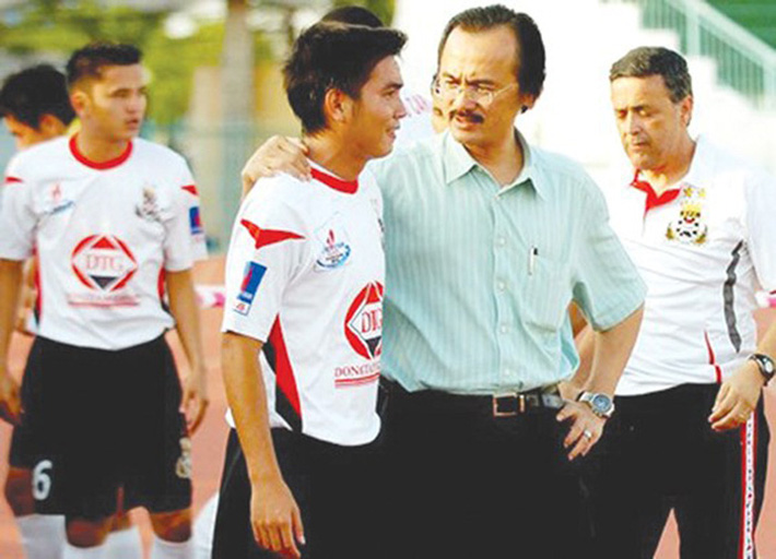 Chiến hữu của bầu Đức, Ông trùm của làng bóng Việt & cái kết đắng bị bỏ bóng đá người-4