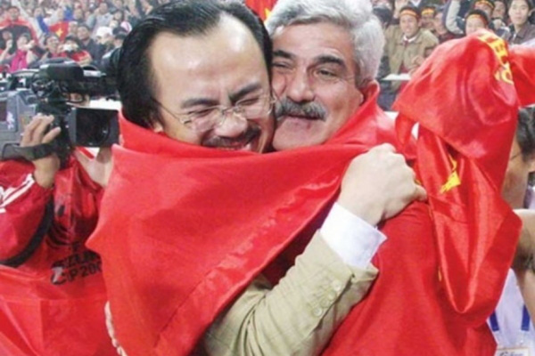 Chiến hữu của bầu Đức, Ông trùm của làng bóng Việt & cái kết đắng bị bỏ bóng đá người-5