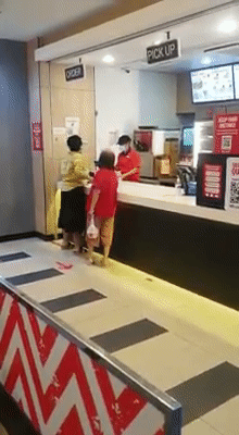 Dân mạng bức xúc clip 1 phụ nữ rủa xả nhân viên KFC Singapore nhưng phản ứng của người bán hàng mới là điều đáng chú ý-2