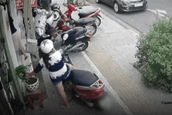 Người phụ nữ giả vờ nghe điện thoại, lấy trộm cây trước cửa hàng