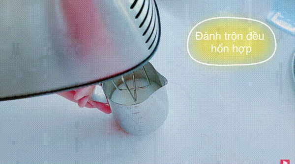 Thuỷ Tiên&nbsp;trổ tài làm bánh chuối kiểu Thái cho Công Vinh và bé Bánh Gạo: cũng định quăng bột bánh cho điệu nghệ&nbsp;nhưng bó tay-2