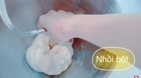 Thuỷ Tiên&nbsp;trổ tài làm bánh chuối kiểu Thái cho Công Vinh và bé Bánh Gạo: cũng định quăng bột bánh cho điệu nghệ&nbsp;nhưng bó tay-4