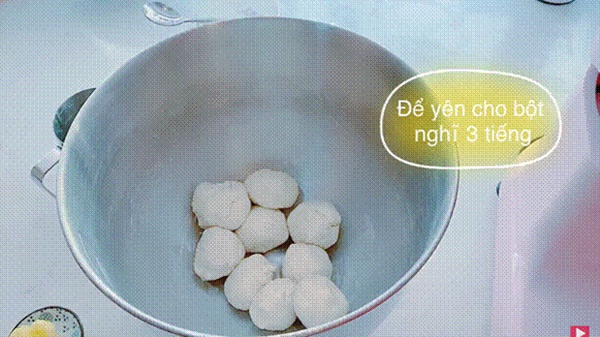 Thuỷ Tiên&nbsp;trổ tài làm bánh chuối kiểu Thái cho Công Vinh và bé Bánh Gạo: cũng định quăng bột bánh cho điệu nghệ&nbsp;nhưng bó tay-5