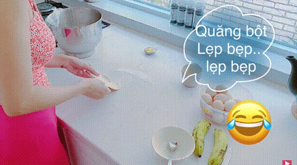 Thuỷ Tiên trổ tài làm bánh chuối kiểu Thái cho Công Vinh và bé Bánh Gạo: cũng định quăng bột bánh cho điệu nghệ nhưng bó tay-6