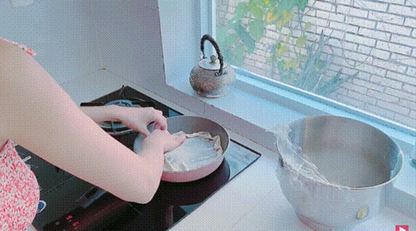 Thuỷ Tiên&nbsp;trổ tài làm bánh chuối kiểu Thái cho Công Vinh và bé Bánh Gạo: cũng định quăng bột bánh cho điệu nghệ&nbsp;nhưng bó tay-7