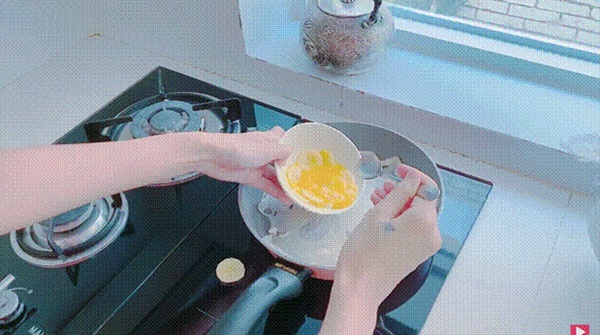 Thuỷ Tiên trổ tài làm bánh chuối kiểu Thái cho Công Vinh và bé Bánh Gạo: cũng định quăng bột bánh cho điệu nghệ nhưng bó tay-8