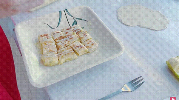 Thuỷ Tiên&nbsp;trổ tài làm bánh chuối kiểu Thái cho Công Vinh và bé Bánh Gạo: cũng định quăng bột bánh cho điệu nghệ&nbsp;nhưng bó tay-9