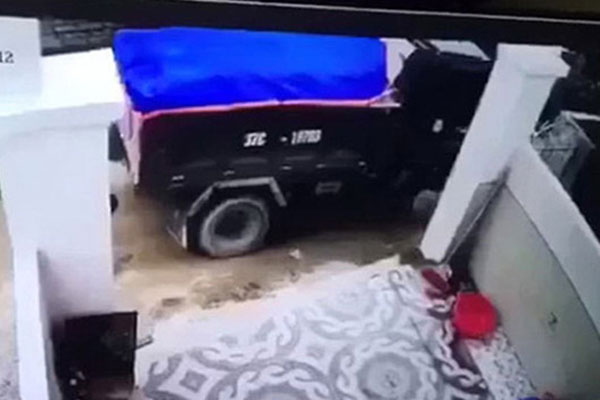 Nữ tài xế lùi ôtô đâm vào cột hầm xe-1