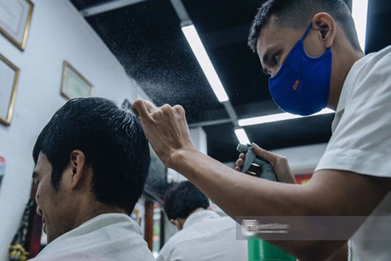 Chỉ thị mới cho quán ăn, cafe ở Hà Nội: Khách phải giữ khoảng cách tối thiểu 2m, hoặc 1m nếu có tấm chắn giữa các vị trí ngồi