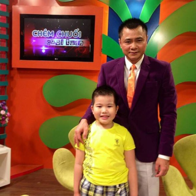 Các con của Tự Long: Ngoại hình như đúc 1 khuôn từ bố, lại được dạy bảo nghiêm khắc từng từ ngữ như này-1