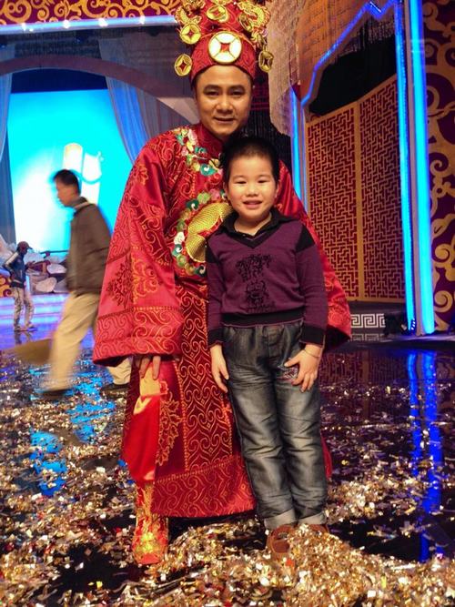 Các con của Tự Long: Ngoại hình như đúc 1 khuôn từ bố, lại được dạy bảo nghiêm khắc từng từ ngữ như này-2