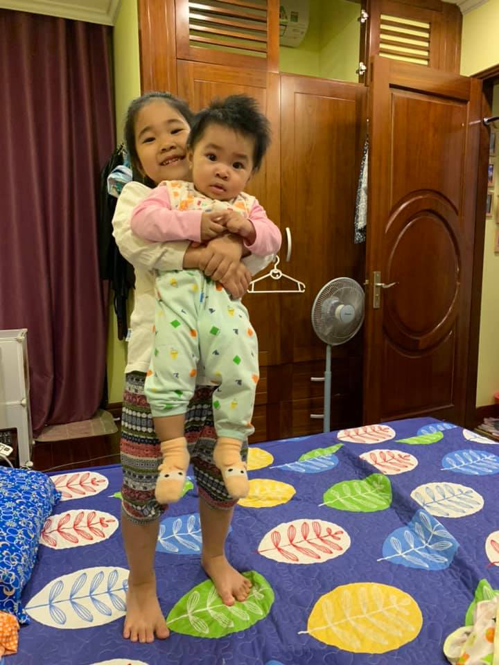 Các con của Tự Long: Ngoại hình như đúc 1 khuôn từ bố, lại được dạy bảo nghiêm khắc từng từ ngữ như này-6