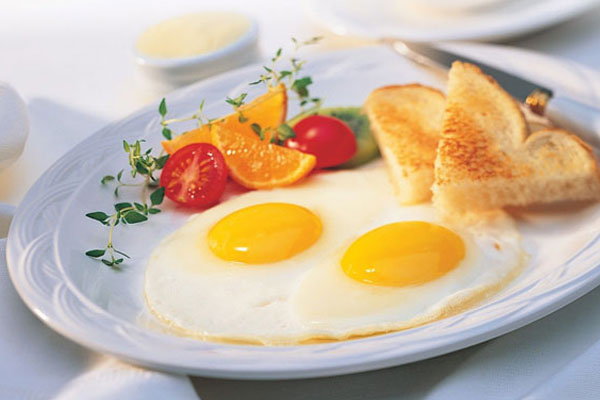 Ốp trứng đừng chỉ cho dầu, thêm thứ này trứng không bị dính chảo lại có vị mềm ngon-1