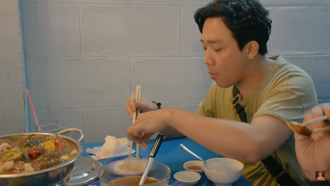 Trấn Thành đến thăm nghệ sĩ Hoàng Lan giữa mùa dịch, tặng xấp tiền lớn-5