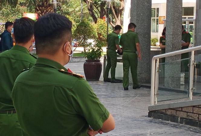 Vụ TS Bùi Quang Tín rơi lầu tử vong: Thực nghiệm điều tra, cảnh sát đóng giả nạn nhân-1