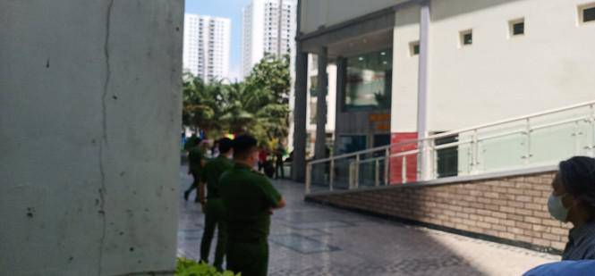 Vụ TS Bùi Quang Tín rơi lầu tử vong: Thực nghiệm điều tra, cảnh sát đóng giả nạn nhân-2