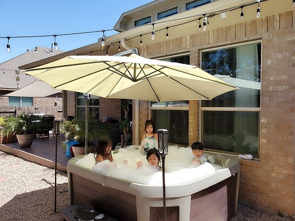 Quách Thành Danh cải tạo vườn thành công viên thu nhỏ cho các con thỏa sức vui chơi khi nghỉ dịch-3