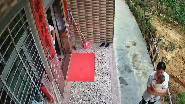 Bà mẹ bế con mới sinh ra hiên nhà đứng, trong phút chốc đã suýt chết vì tai nạn không ngờ ập đến-1