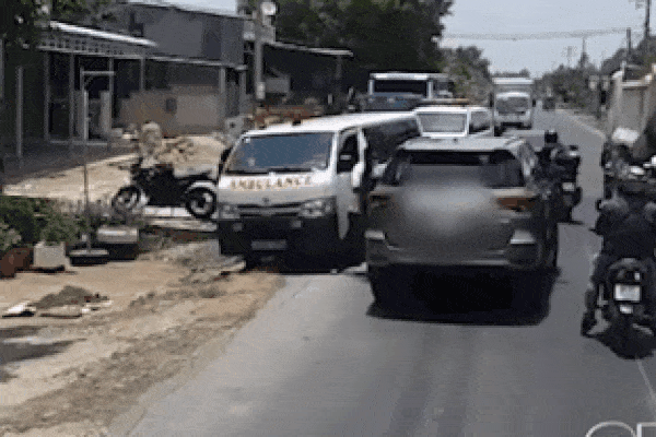 Xe cứu thương lao vun vút trên đường phố đông đúc, đánh rơi cả bệnh nhân đang đi cấp cứu-5