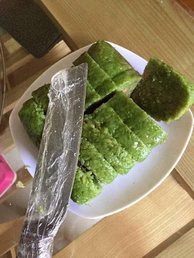 Đang hào hứng chia sẻ sáng kiến cắt bánh chưng bằng dao mà không sợ dính, cô nàng lại bị dân mạng bóc mẽ” một điều rất hiển nhiên-2