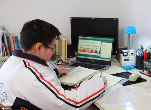 Con đang học online bỗng nhiên hét thất thanh, mẹ tá hỏa chạy vào thì thấy cảnh nóng trên màn hình máy tính-3