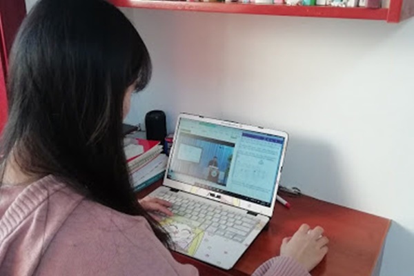 Hoàng thượng được thầy giáo mời đến dạy học online cùng, biểu cảm Quân đâu! Hộ giá khiến ai nấy ôm bụng cười ngặt nghẽo-1